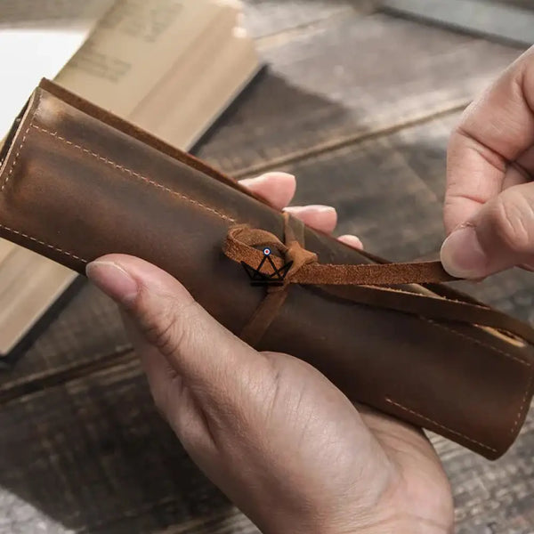 Étui en cuir pour stylos et crayons - Voyageur Roll (personnalisable) - - etui stylo personnalisable - Cadeau, Noël, Anniversaire, Original, Fête des pères, fête des mères - Atelier Atypique
