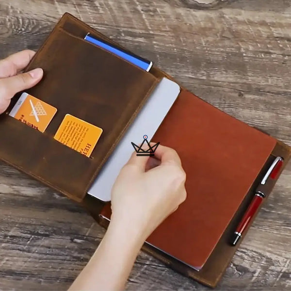 Personalisierbare Ledermappe – Tablet & Notizbuch A5 / B5 – VOYAGEUR Folio