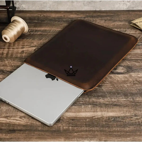 Personalisierbare Macbook-Hülle aus Leder 13"-14" - Voyageur SKIN