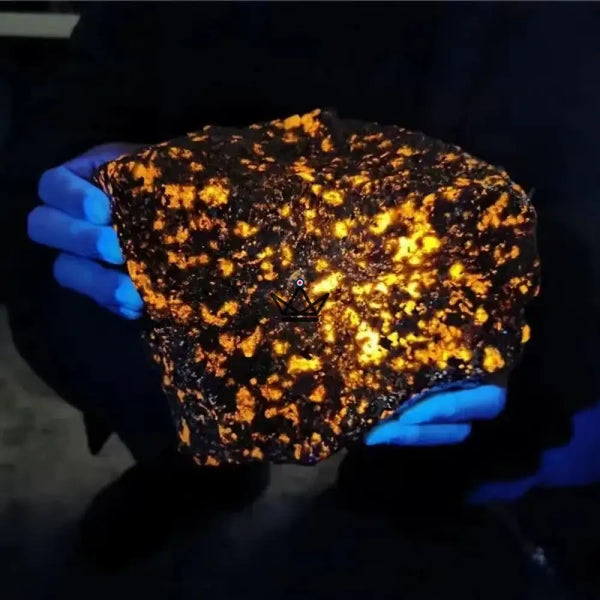 Yooperlite brute fluorescente, pierre qui s'illumine sous UV — LUCIOLE – 7/8