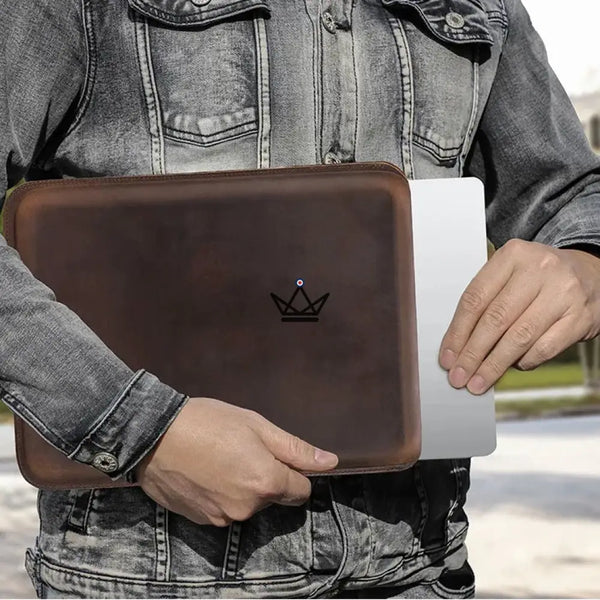 Personalisierbare Macbook-Hülle aus Leder 13"-14" - Voyageur SKIN