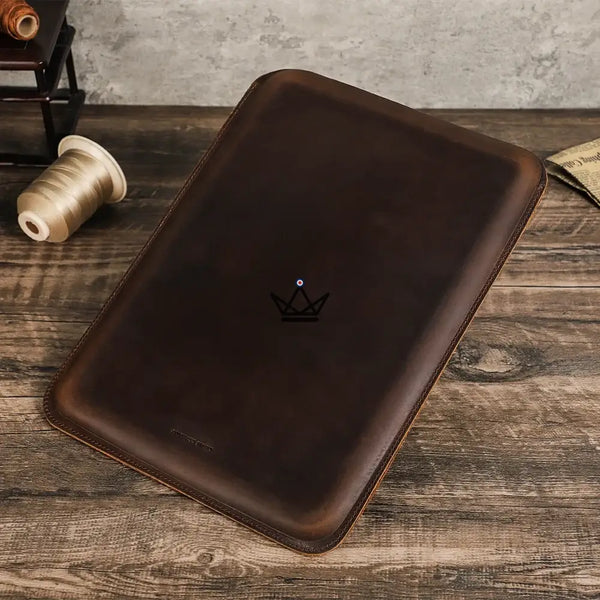 Personalisierbare Macbook-Hülle aus Leder 13"-14" - Voyageur SKIN