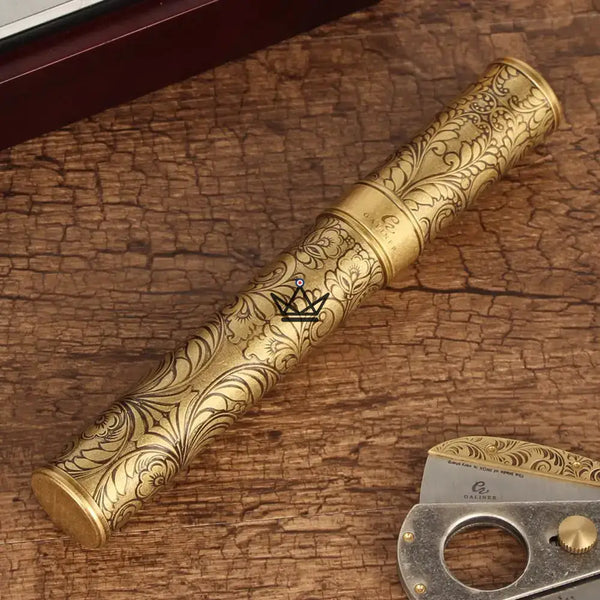 Tube à cigare Héritage Edition — cuivre doré, motifs gravés artisanaux, 1 cigare – 4/6