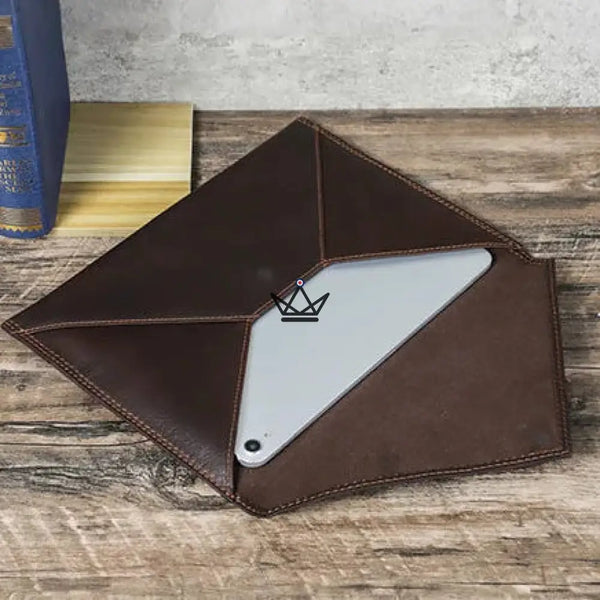 Housse pour MacBook personnalisable en cuir – Voyageur Memento - [] - housse PC personnalisable - Cadeau, Noël, Anniversaire, Original, Fête des pères, fête des mères - Atelier Atypique