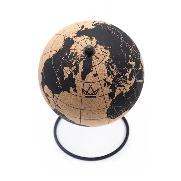 Globe terrestre en liège à punaiser sur pied métal, mappemonde 14,5 cm - PÉRIPLE - ["maj-desc","maj-filtre","Objets Scientifiques"] - Objets Scientifiques - Cadeau, Noël, Anniversaire, Original, Fête des pères, fête des mères - Atelier Atypique