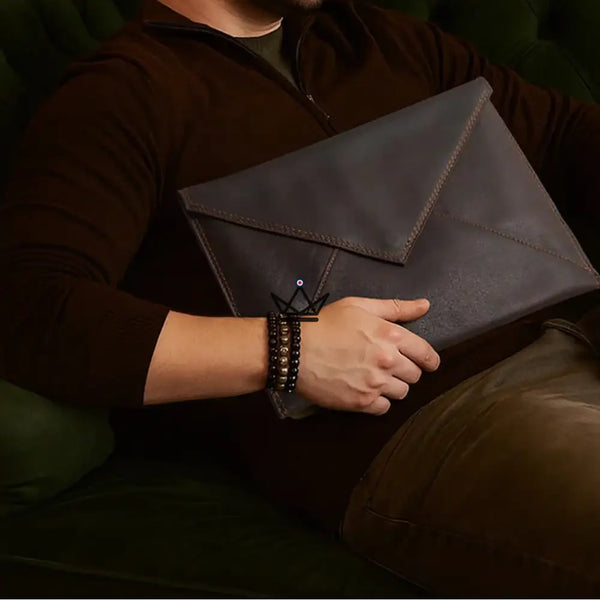 Housse pour MacBook personnalisable en cuir – Voyageur Memento - [] - housse PC personnalisable - Cadeau, Noël, Anniversaire, Original, Fête des pères, fête des mères - Atelier Atypique