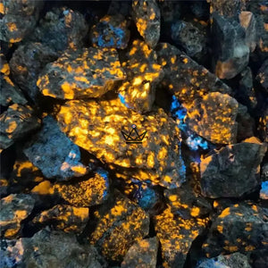 Roher Yooperlite-Stein, fluoreszierend, leuchtet unter UV-Licht — GLÜHWÜRMCHEN