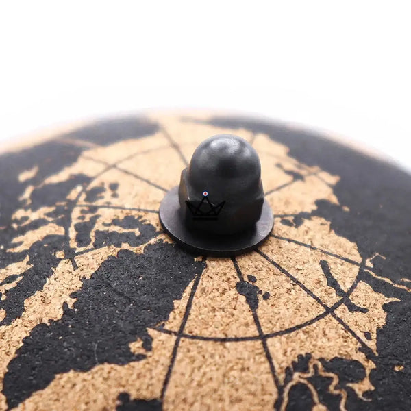 Globe terrestre en liège à punaiser sur pied métal, mappemonde 14,5 cm - PÉRIPLE - ["maj-desc","maj-filtre","Objets Scientifiques"] - Objets Scientifiques - Cadeau, Noël, Anniversaire, Original, Fête des pères, fête des mères - Atelier Atypique