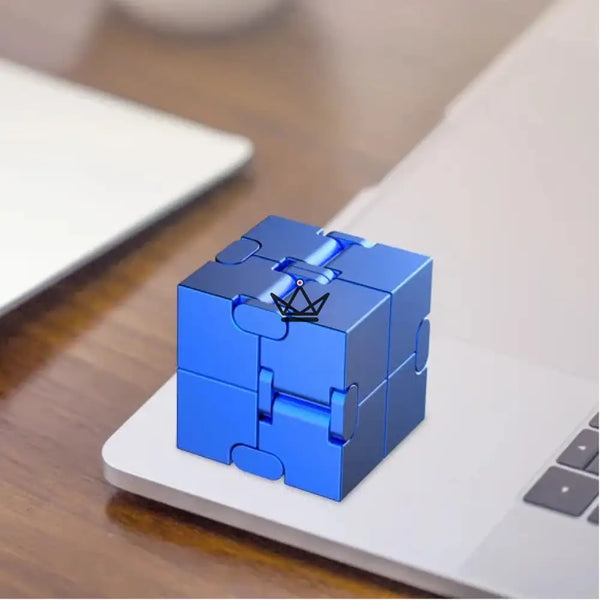 Anti-stress metal infinity cube for desk - SPIRA