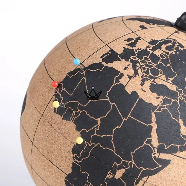 Globe terrestre en liège à punaiser sur pied métal, mappemonde 14,5 cm - PÉRIPLE - ["maj-desc","maj-filtre","Objets Scientifiques"] - Objets Scientifiques - Cadeau, Noël, Anniversaire, Original, Fête des pères, fête des mères - Atelier Atypique