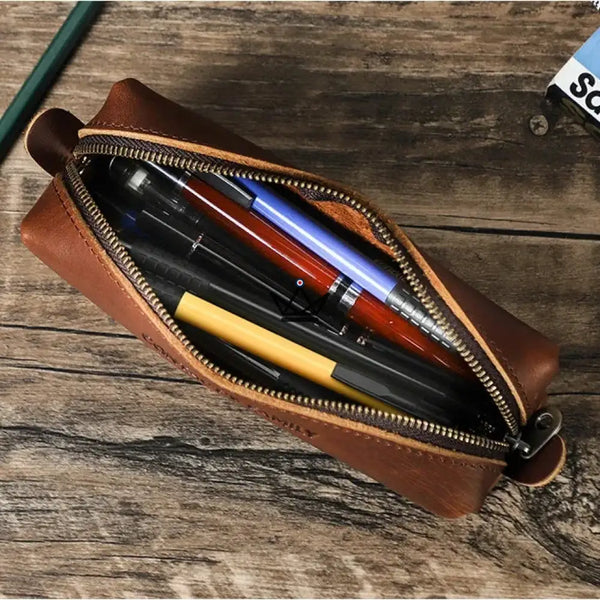 Kulturtasche aus Leder, personalisierbar – Stifte & Brillen – Orion Reisender