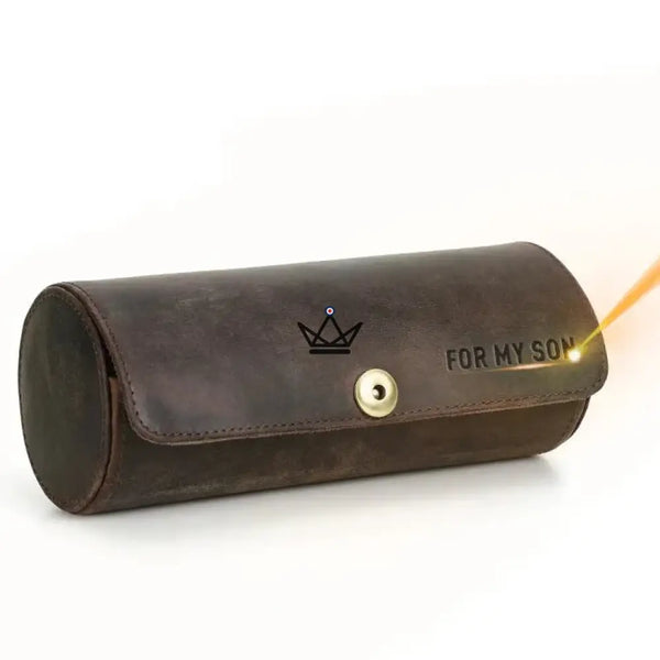 Étui à cravates en cuir personnalisable, 1 ou 2 cravates - Voyageur ASCOT - ["Divers personnalisable","maj-desc","maj-filtre","Maroquinerie Personnalisable"] - etui cravate personnalisable - Cadeau, Noël, Anniversaire, Original, Fête des pères, fête des mères - Atelier Atypique
