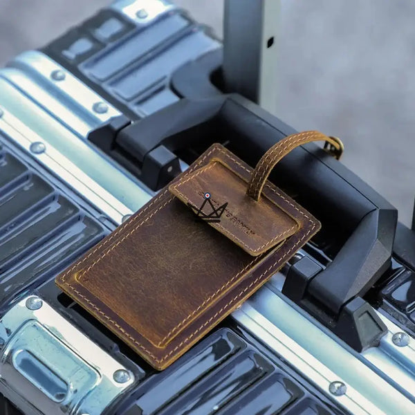 Étiquette bagage en cuir personnalisable avec porte-AirTag — Voyageur BALISE – 8/10
