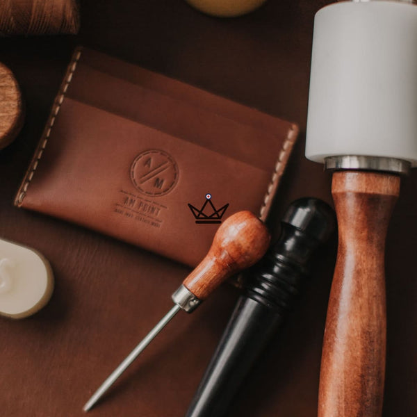 Gravure laser personnalisable d'un logo ou d'un texte sur cuir — Collection Voyageur – 3/5