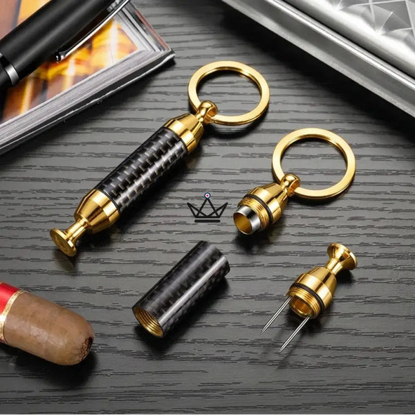 Goldener 2-in-1-Zigarrenbohrer-Schlüsselanhänger mit Nadel — SCEPTRE, Carbon-Optik